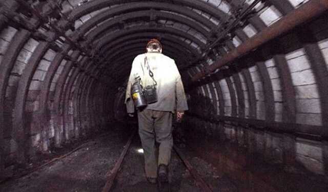 Чоловіків відправили на фронт. В окупованому Довжанську вугілля добувають жінки