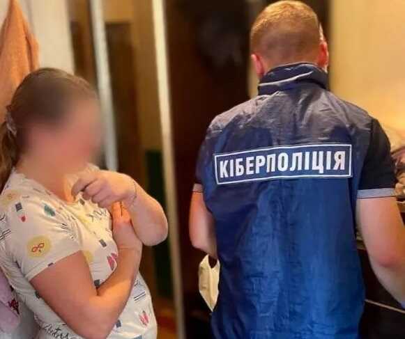 Правоохоронці Київщини викрили шахрайку, яка "збирала" гроші для постраждалих харків’ян