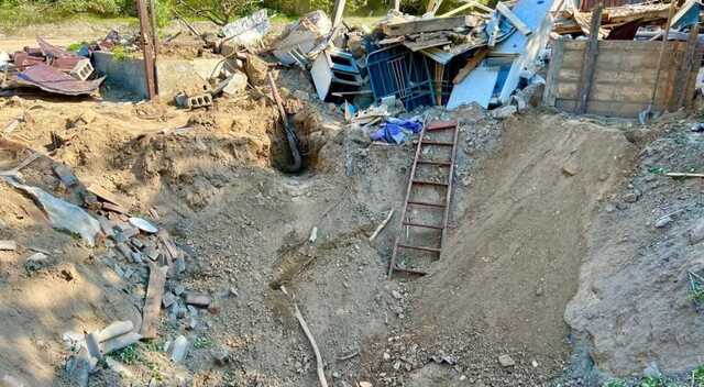 Вибухи у Дніпрі вранці виявилися ракетним ударом: фото наслідків