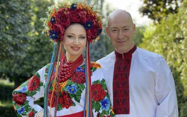 Дружина Дмитра Гордона у вишиванці захопила виконанням "Козацькому роду нема переводу"