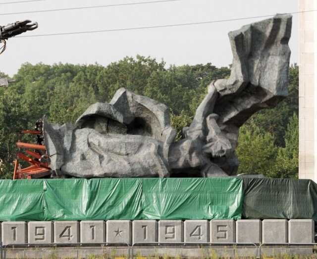 У Латвії в День Незалежності України знесли частину меморіалу російським оккупантам