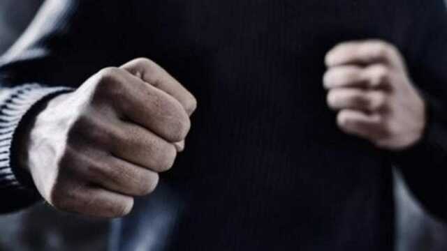 "Панаєхалі": в Одесі охоронець пологового напав на чоловіка з дитиною через українську мову