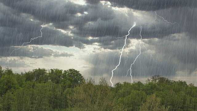 Налетять потужні зливи і похолодає: синоптики назвали дату зміни погоди в Україні