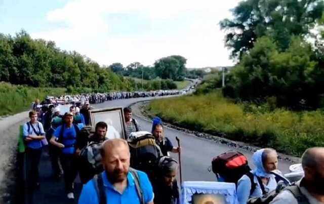 Тысячи верующих УПЦ МП, нарушая запрет, идут в Почаев, - ОВА