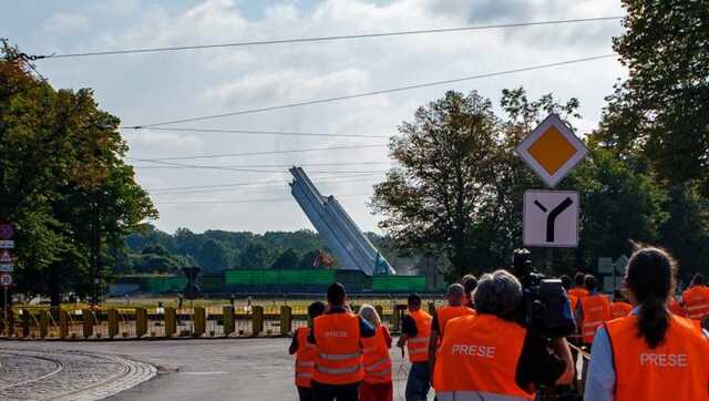 У Ризі демонтували 79-метрову стелу пам’ятника радянським військовим