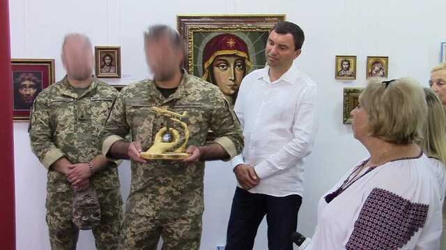 Коломыйский музей получил уникальный экспонат – писанку, выплавленную из обломков ракет РФ