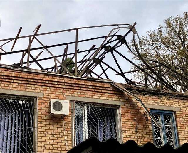 Війська РФ завдали ракетного удару по Нікополю: зачепило адмінбудівлю й багатоповерхівки