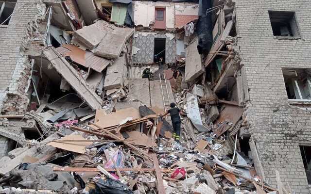 Окупанти вночі обстріляли житловий квартал Бахмута: під завалами шукають людину