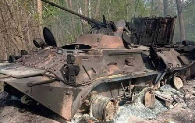 Окупанти спалюють своїх загиблих разом з підбитою технікою