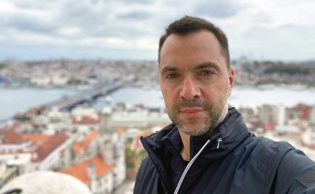 Арестович розповів, хто підриває склади, потяги та машини в Росії