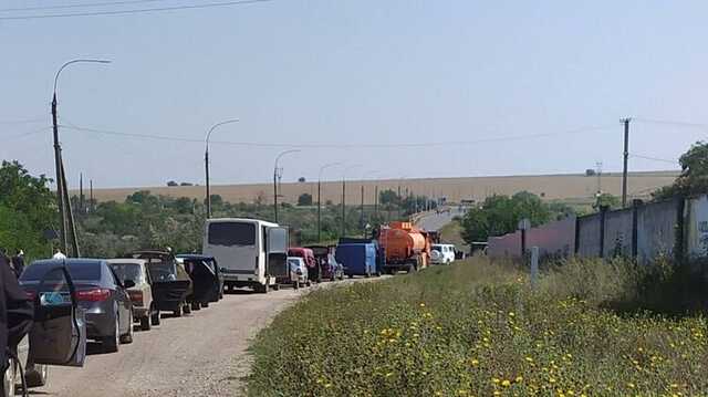 Після удару ЗСУ по Даріївському мосту на паром через річку Інгулець утворилася черга