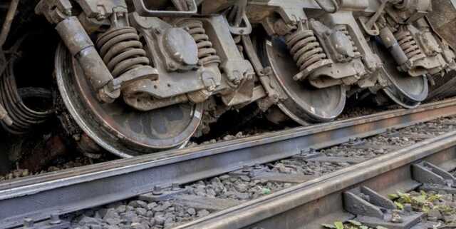 Біля Тернополя зійшли з рейок вагони. Ряд поїздів затримається