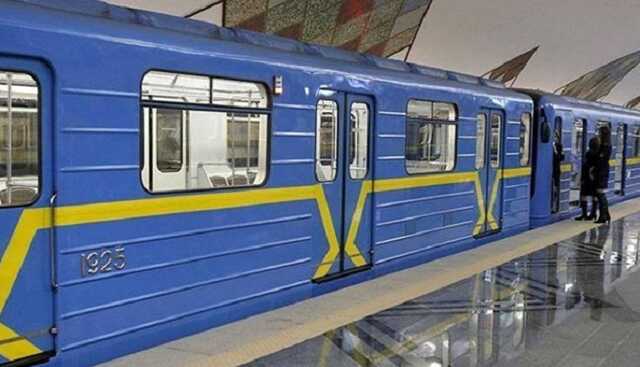 У київському метро пасажир потрапив під потяг, рух "червоною лінією" обмежено