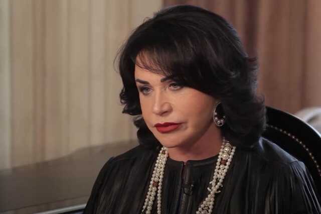 Надежда Бабкина на фото скривила гнусную ухмылку возле развалин драмтеатра в Мариуполе