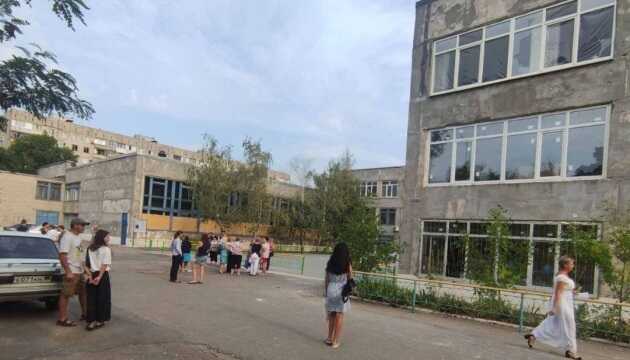 В Мариуполе на входе в школу захватчики проверяют детские рюкзаки