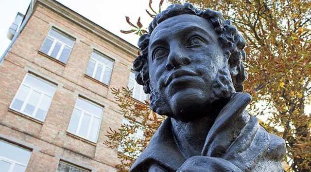 В Киевской гимназии имени Пушкина снесли бюст писателя