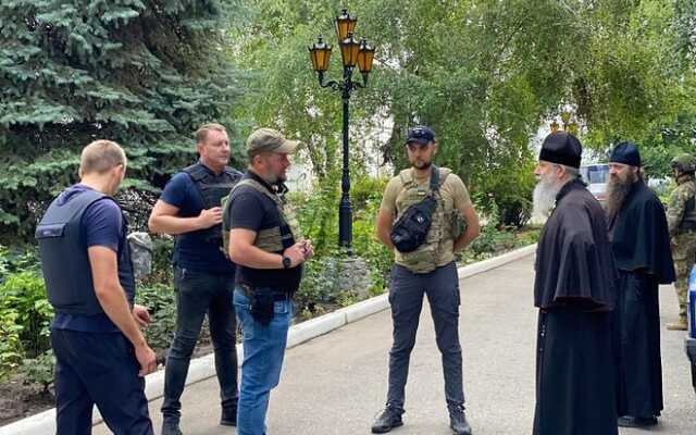 З території Святогірської лаври вдалось евакуювати 17 мирних жителів