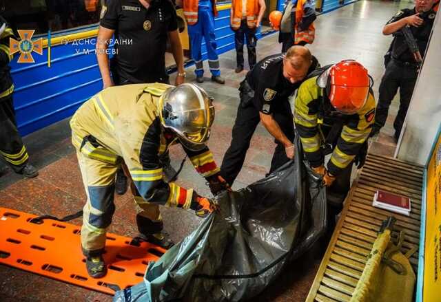 Чоловік, який потрапив під поїзд метро у Києві, загинув