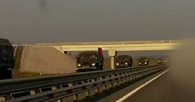 По основной трассе Крыма прошла большая колонна российской военной техники