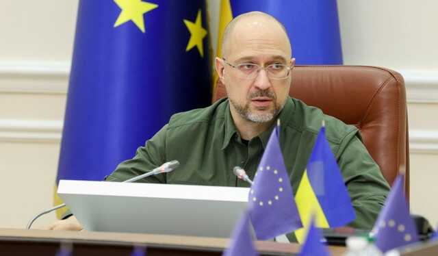 Шмигаль не став підписувати розпорядження про виїзд чоловіків у відрядження за кордон