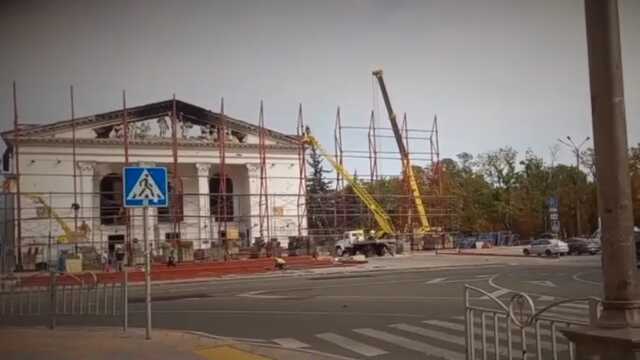 Оккупанты обносят драмтеатр в Мариуполе сплошным забором, чтобы скрыть следы преступлений