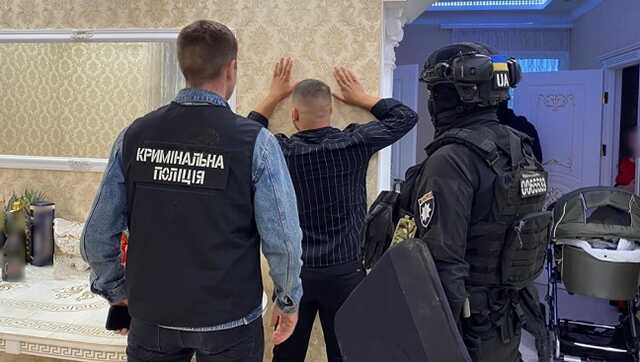 У Хмельницькому заарештували автомобільних шахраїв