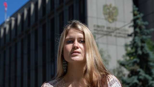 Російський сенатор влаштував переслідування доньки, яка виступила проти "спецоперації": дівчина ховається в Грузії