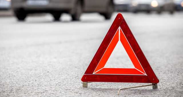 У Києві легковик на швидкості протаранив лотки з кавунами