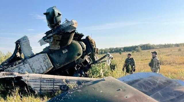 В сети показали обломки уничтоженного у Гуляйполя российского вертолета Ми-28