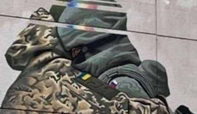 Художник "исправил" мурал в Мельбурне, где обнимаются военные Украины и России