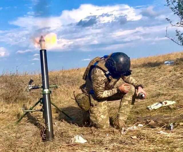 Українські мінометники показали, як відправляють "подарунки" окупантам