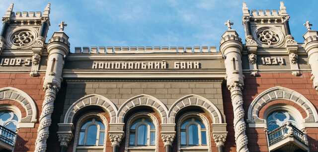 Українські банки продаватимуть більше готівкових доларів: НБУ ухвалив рішення