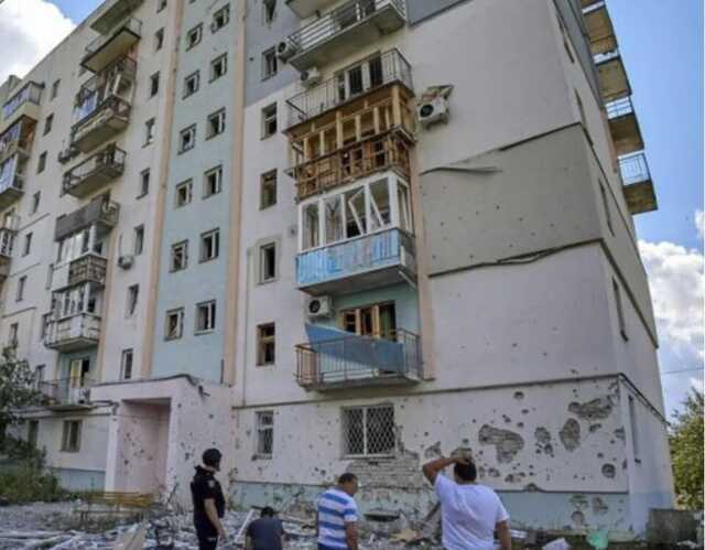 Окупанти завдали ударів по Харкову, зруйновано багатоповерхівку: піднявся дим