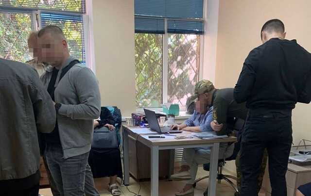 В Киеве глава благотворительной организации торговал бронежилетами