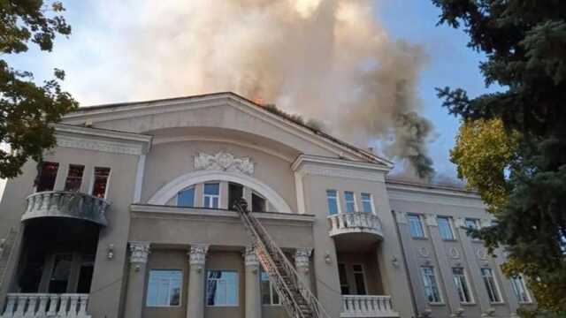 Мер Бахмута показав, на що снаряди росіян перетворили відомий будинок