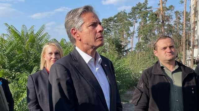 З’явилися фото Блінкена в Ірпені на тлі зруйнованих війною багатоповерхівок