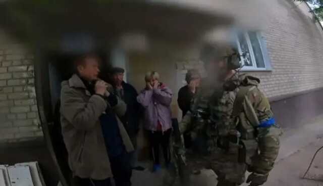 Жители освобожденной Балаклеи трогательно встретили украинских бойцов