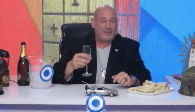 "Стара поїхала в пекло": в Аргентині політик відсвяткував смерть королеви шампанським