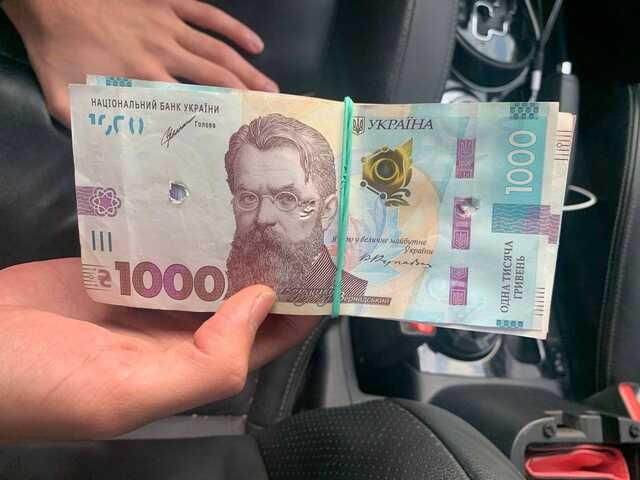 В Киеве разоблачили мошенника, который через терминал пытался обменять поврежденные банкноты