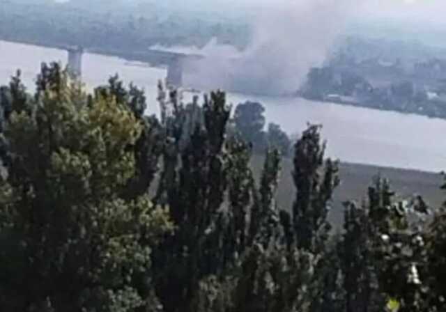 В окупованому Херсоні знову вибухи: є влучання в район Антонівського моста