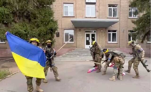 "Знімаємо російські ганчірки": військові ЗСУ показали кадри звільнення Вовчанська