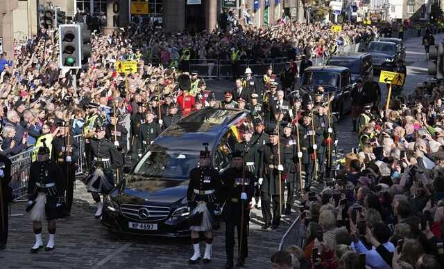 "Ты – больной старик!": у гроба Елизаветы II набросились на сына королевы