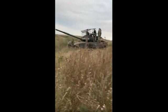 Українські бійці затрофеїли ворожий Т-72 з "мангалом" на башті