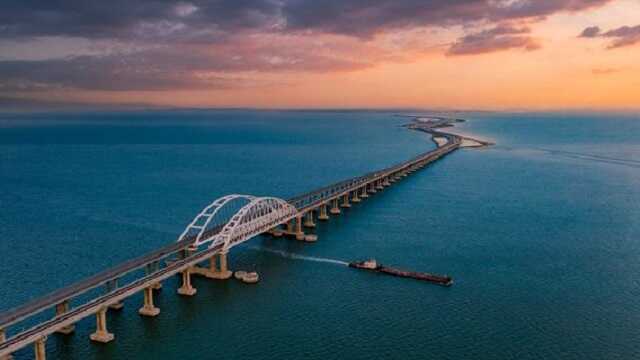 Окупанти в Криму змінили правила проїзду Керченським мостом: військовозобов’язаних випускати не будуть