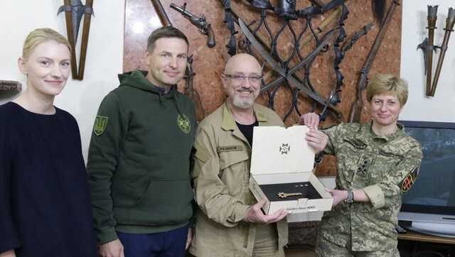 Міністр оборони Естонії відвідав Київ та передав ЗСУ мобільний госпіталь