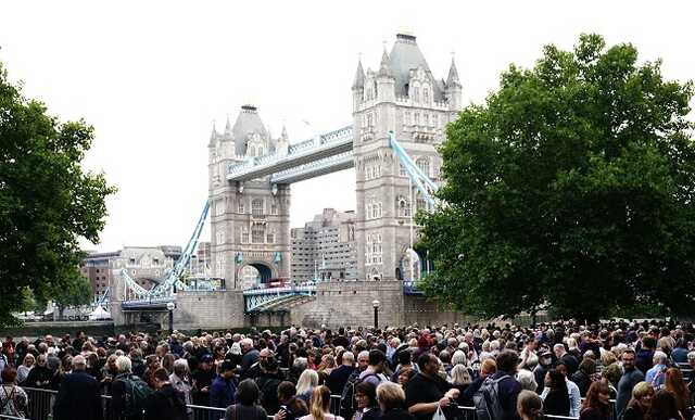 Черга охочих попрощатися з королевою Єлизаветою II розтягнулася на 10 кілометрів