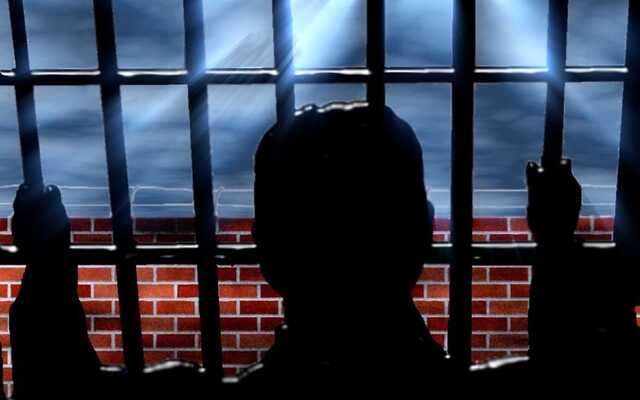 У Росії помітили колону автозаків із ув’язненими, завербованими для війни в Україні