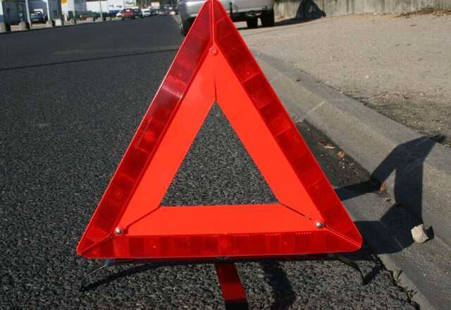 У Києві Lexus протаранив легковик, а потім збив двох пішоходів