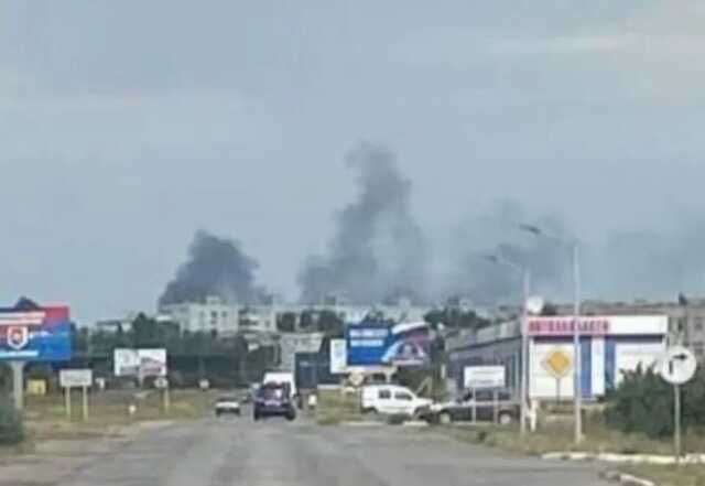 В оккупированном Энергодаре взрывы: горит вражеская техника