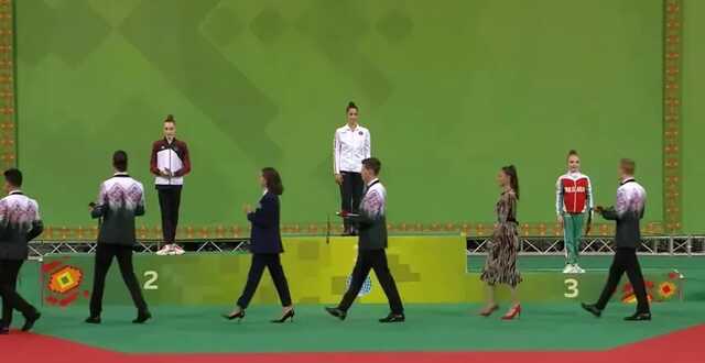 Білоруська чемпіонка, яка фанатіє від Лукашенка, нагороджувала на ЧС за участю України